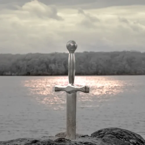 Photographie en noir et blanc de l'épée d'Excalibur sur son rocher avec le lac de Trémelin en arrière-plan, Ille-et-Vilaine