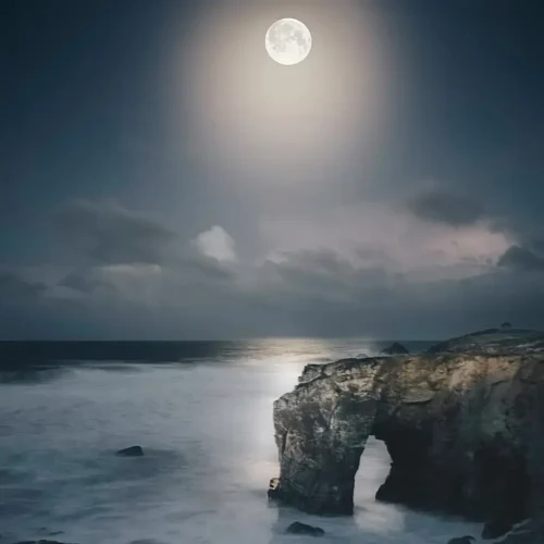 Photographie de nuit de l'arche de Port Blanc avec lune illuminée, Morbihan