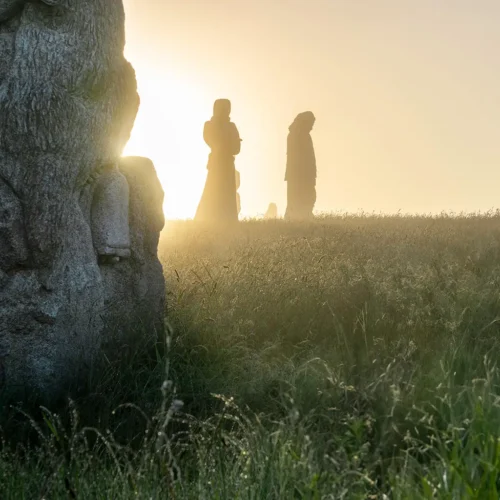 Photo Vallée des Saints - Lever de soleil incroyable parmi les statues bretonnes.