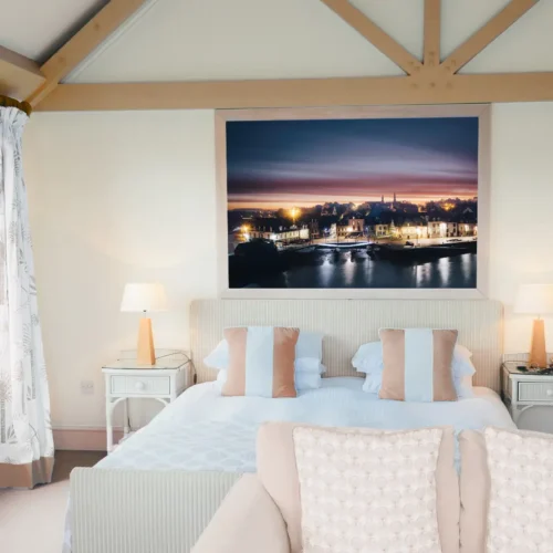 Fotografía enmarcada del puerto de Saint-Goustan al amanecer en una habitación