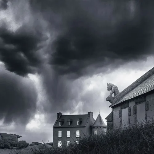 Schwarz-Weiß-Foto eines Wasserspeiers gegenüber dem Haus Park an Men Ruz in der Nähe des Leuchtturms von Men Ruz auf dem Zöllnerpfad.