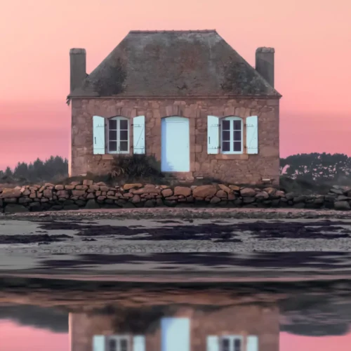 Fotografía artística de la casa de Saint-Cado con cielo rosa