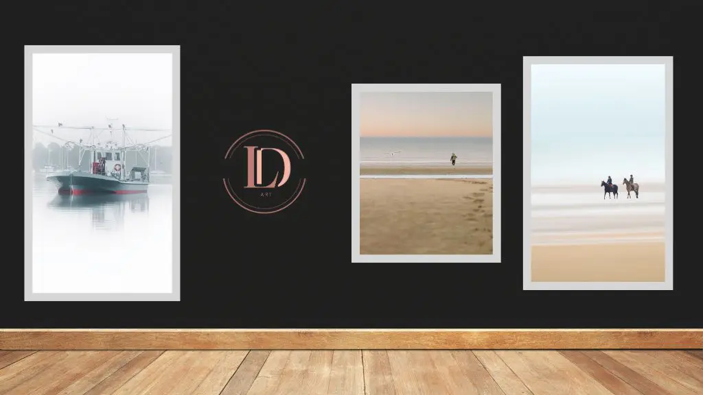 Ansicht von drei Fotografien, die an einer schwarzen Wand ausgestellt sind und das LD Art-Logo einrahmen, als Symbol für den Eingang zur Online-Fotogalerie von Loïc Delplanque.