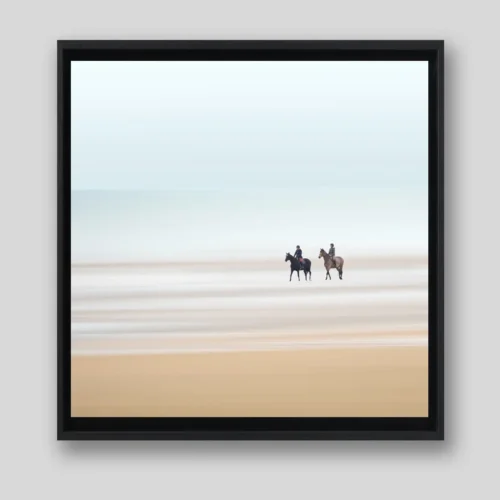 Kunstdruck „Romantischer Spaziergang“ im Schattenfugenrahmen — Pferde am Strand, limitierte Auflage