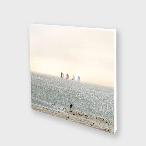 Leinwand Kunstdruck Strandfischen, funkelndes Meer und bunte Segelboote am Horizont