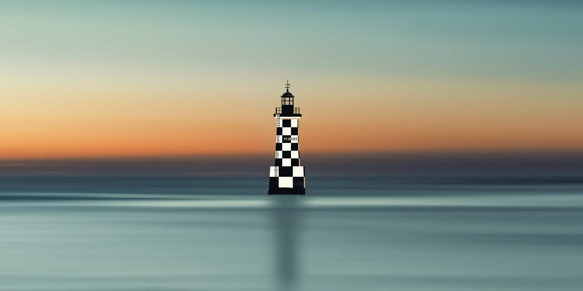 Photo d'art du phare de la tourelle des Perdrix au lever du soleil en pose longue, décoration marine moderne.