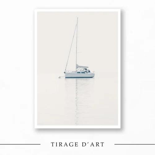 Weißes Segelboot auf ruhiger See, minimalistische Fotografie in limitierter Auflage
