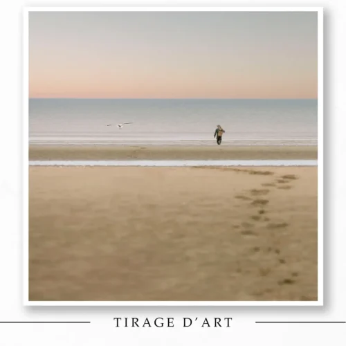 Kunstfoto vom Strand von Deauville mit Spaziergänger und fliegender Möwe, signierter Druck auf Fine-Art-Papier