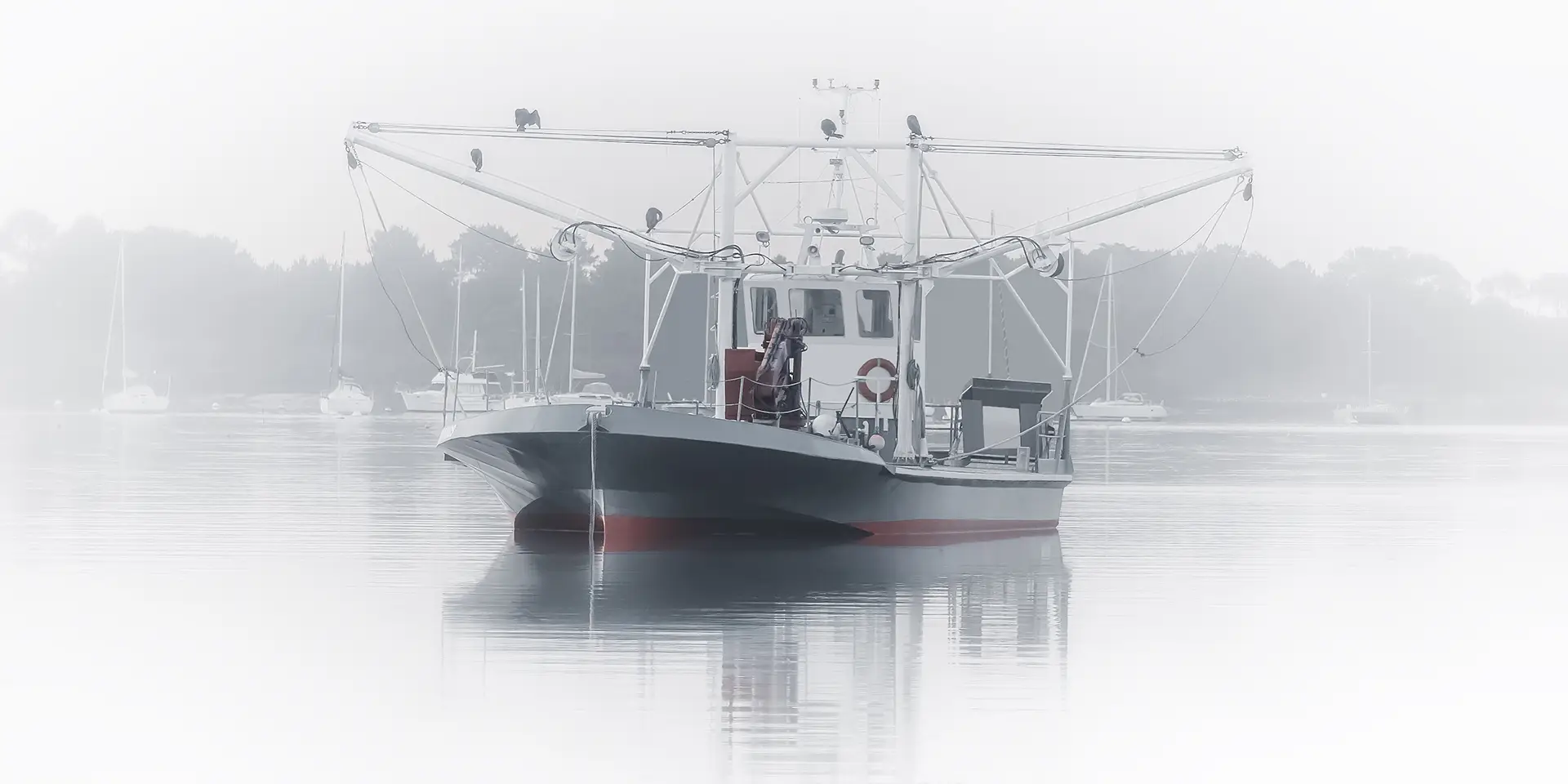 Bateau de pêche dans la brume, photo fine art Bretagne