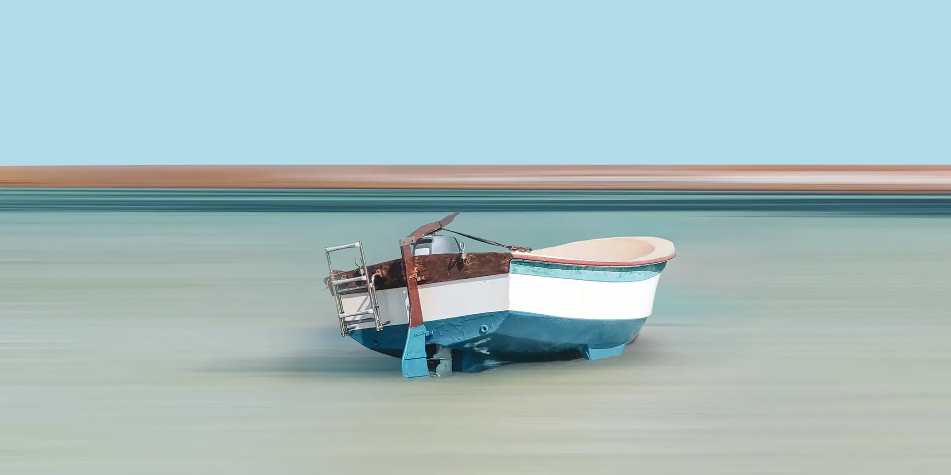 photographie de mer – barque sur eau azur