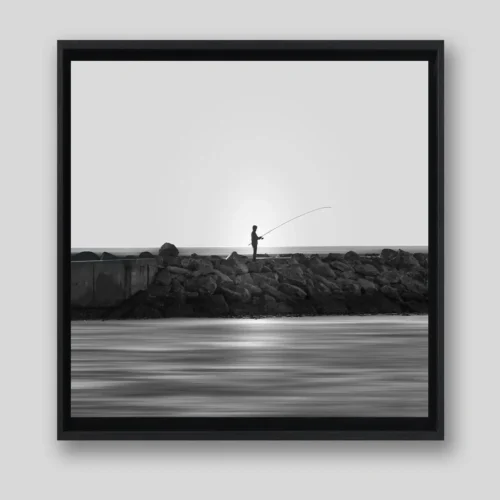 Kunstdruck Foto Fischer auf der Mole Schwarzweiß – Schattenfugenrahmen limitierte Auflage