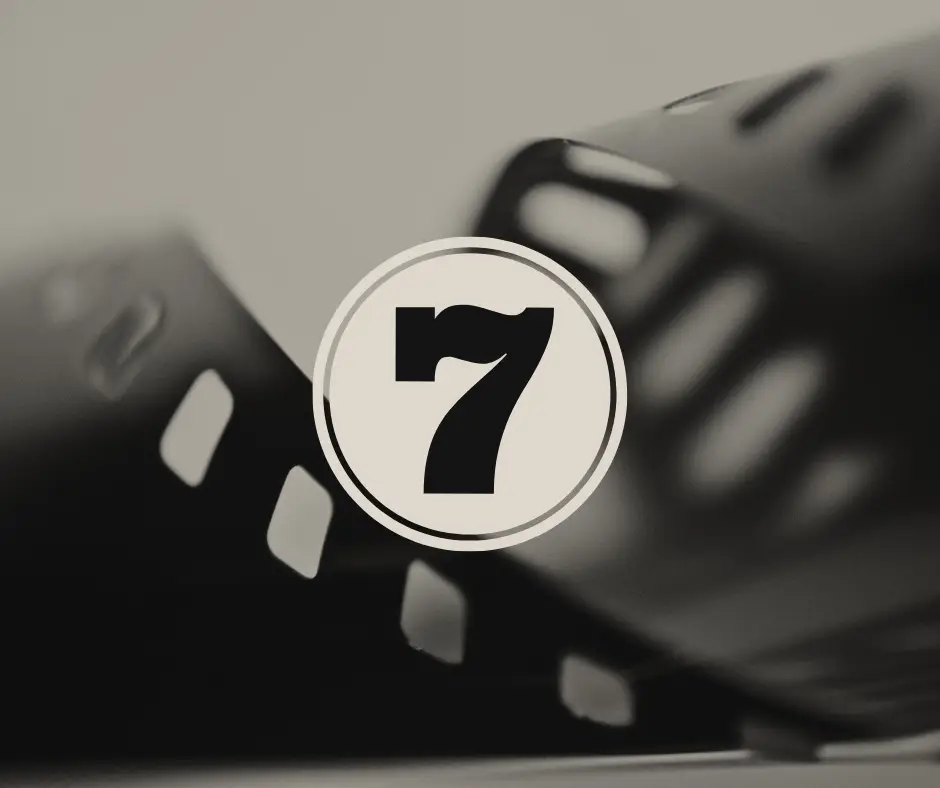 Bobine de film argentique en noir et blanc avec un grand chiffre 7 entouré au centre