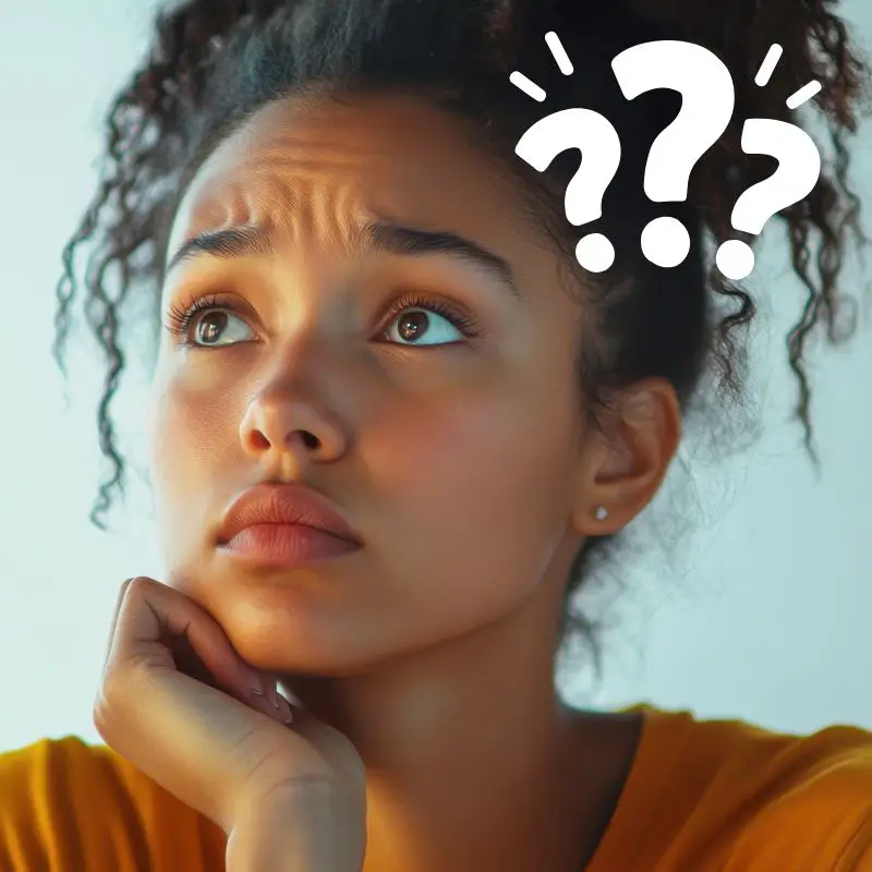 Femme photographe se posant des questions créatives avec points d'interrogation