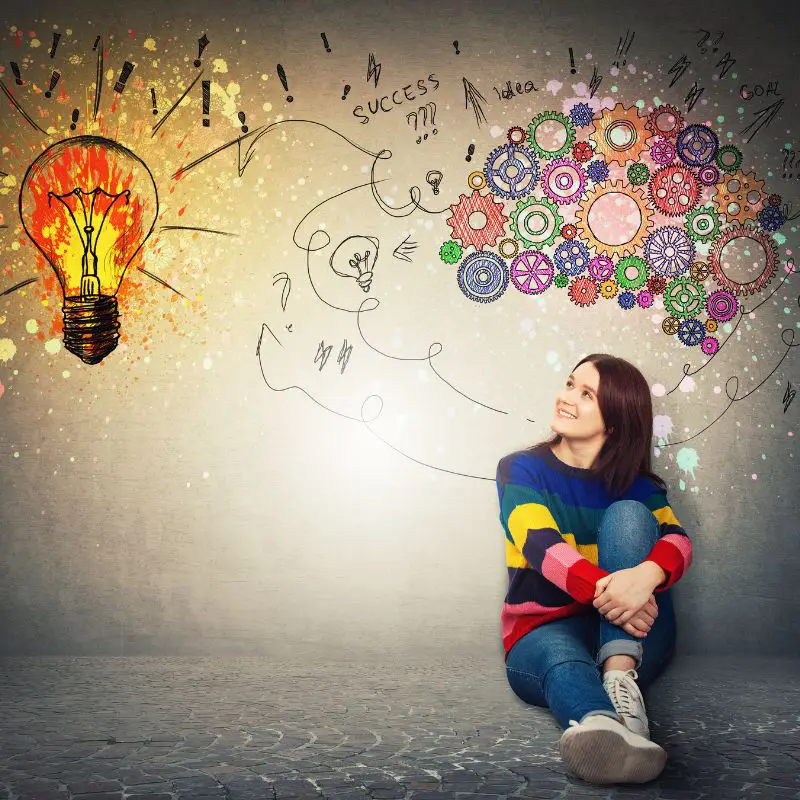 Femme créative processus réflexion idées photographie ampoule engrenages
