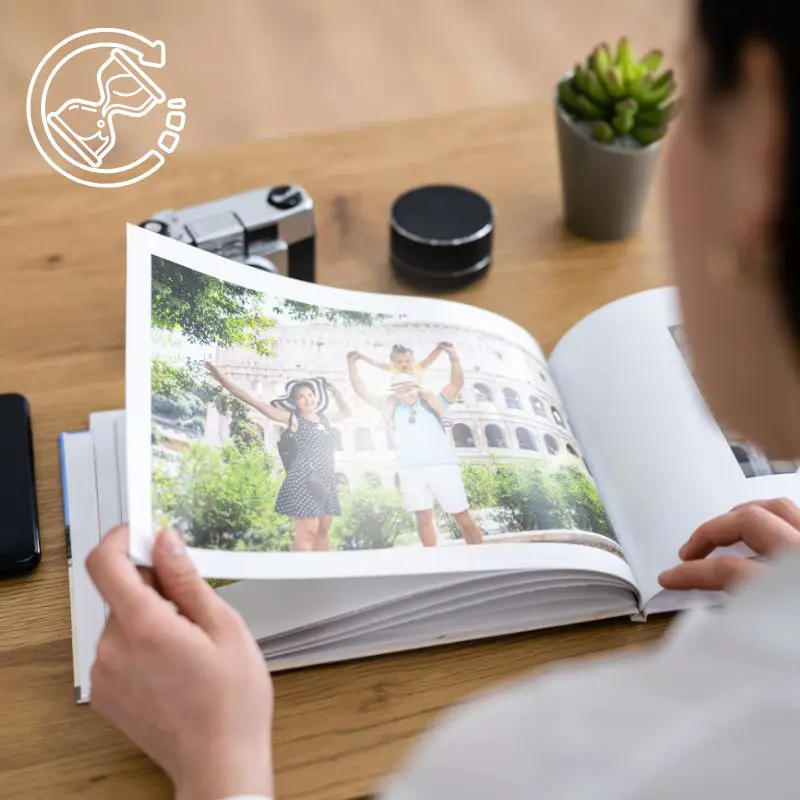 Femme consultant album photo souvenir avec appareil photo vintage