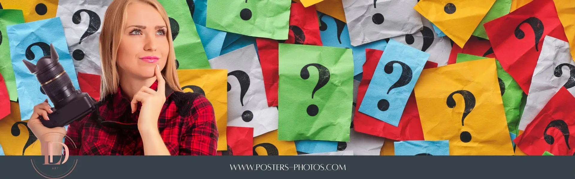 Photographe femme tenant appareil photo et réfléchissant devant mur de post-it colorés avec points interrogation