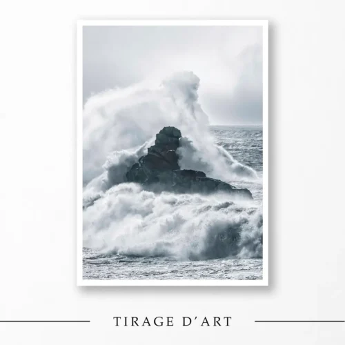 Vague immense se fracassant sur rocher de la côte sauvage du Morbihan pendant une tempête