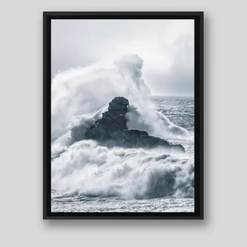 Rocher englouti par vague immense sur la Côte Sauvage du Morbihan en tempête