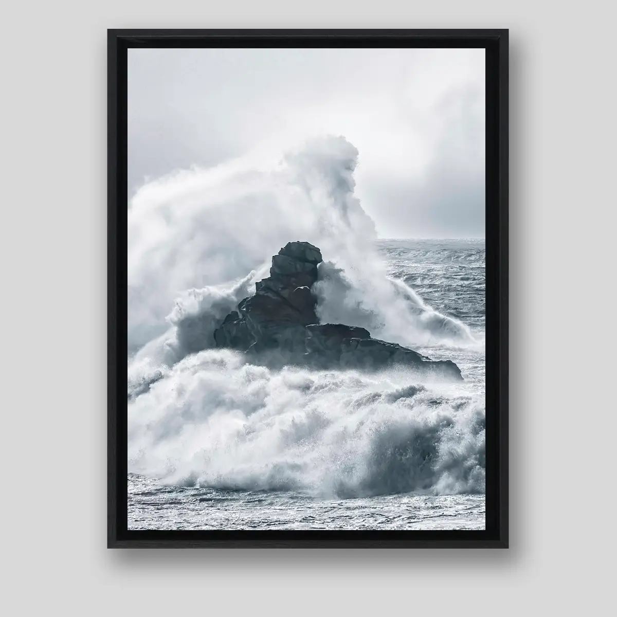 Rocher englouti par vague immense sur la Côte Sauvage du Morbihan en tempête