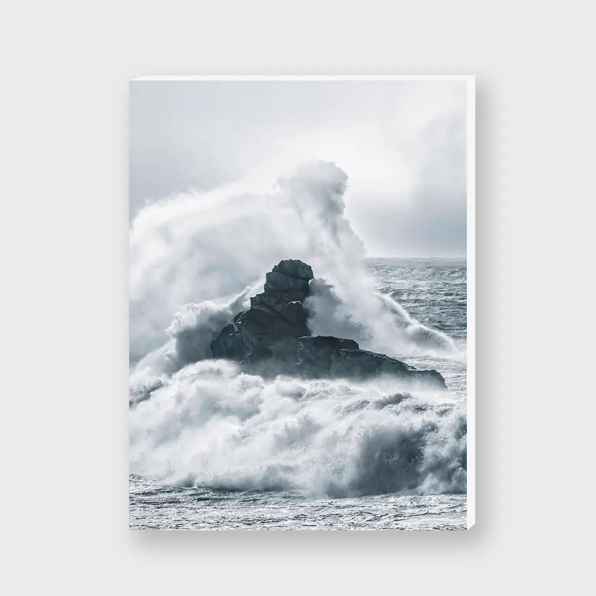 Rocher submergé par vague immense sur la côte sauvage du Morbihan en tempête