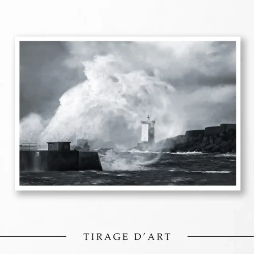 Tempête Justine au Conquet avec phare et vague monumentale en Bretagne