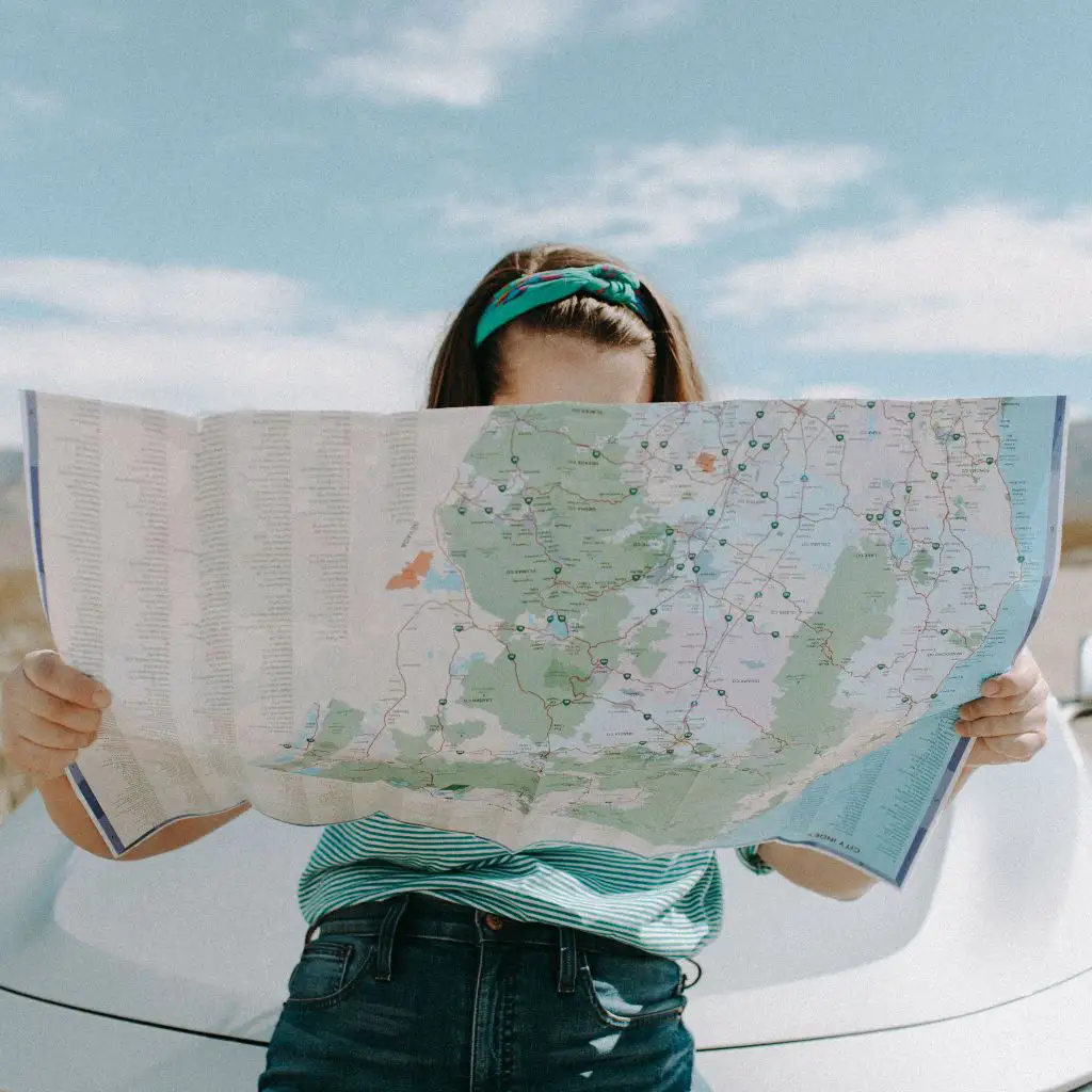 Woman looking at a map to find the forest of Brocéliande