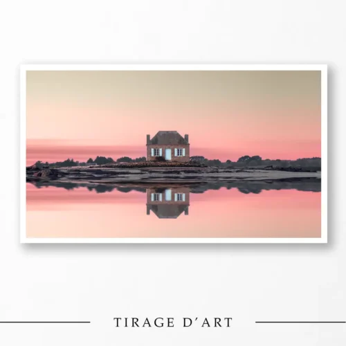 Tirage limité maison volets bleus Saint-Cado Nichtarguer reflet eau rose, tableau photo art minimaliste