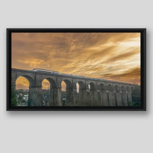 Viaduc de Morlaix avec train au coucher du soleil, photographie d’architecture, en caisse américaine