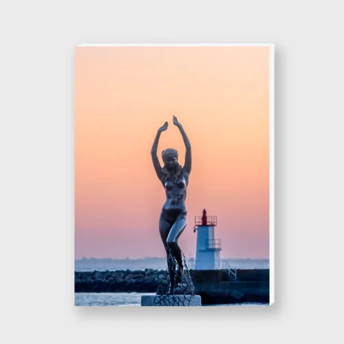Quiberon, Port Haliguen, Statue Ondine au bord de l’eau et phare au loin, ciel rose, tableau sur Forex