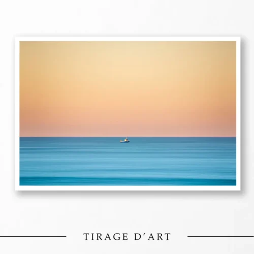 Photo mer minimaliste d'un petit bateau isolé sur une mer calme aux tons pastel.
