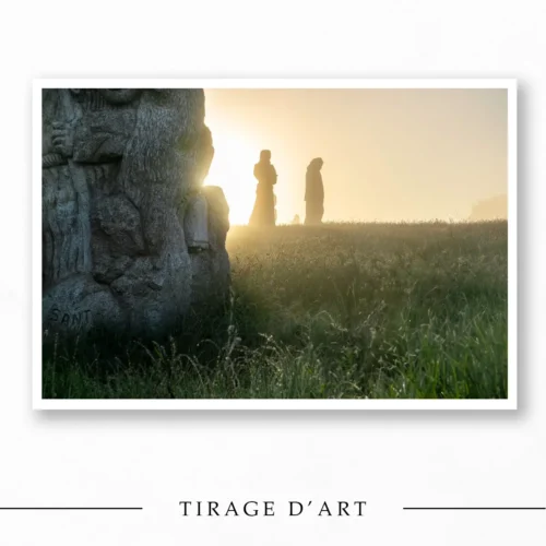 statues granit vallée des saints carnoët bretagne lever soleil contre-jour