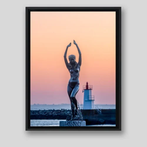 Quiberon Port Haliguen : statue de l’Ondine et phare au crépuscule, en caisse américaine