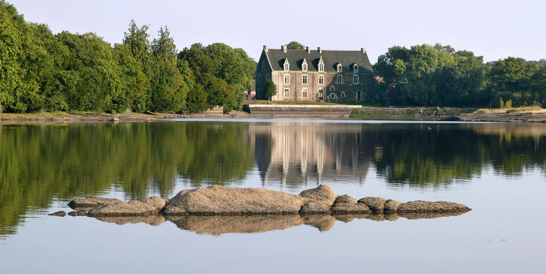 Château de Comper Brocéliande étang Viviane palais cristal Dame du Lac