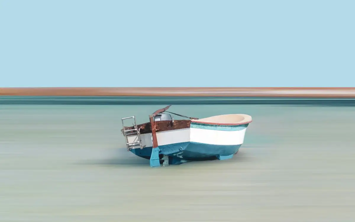 Barco minimalista de larga exposición, fotografía artística en colores pastel desaturados