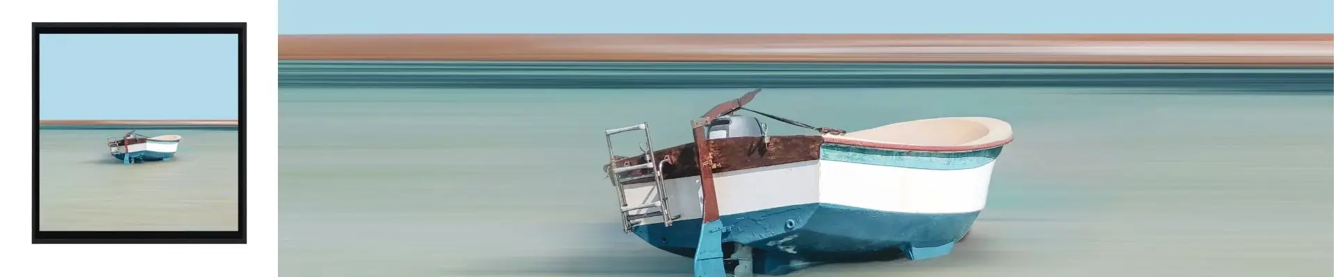 Künstlerische Fotografie eines kleinen blauen Bootes, das unbeweglich auf einem pastellfarbenen Meer liegt, Kunstdruck in limitierter Auflage