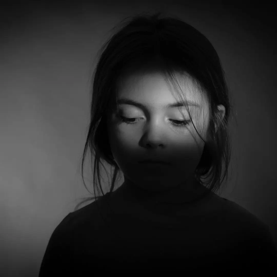 Retrato en blanco y negro con luz esculpida que muestra la emoción sin la distracción del color