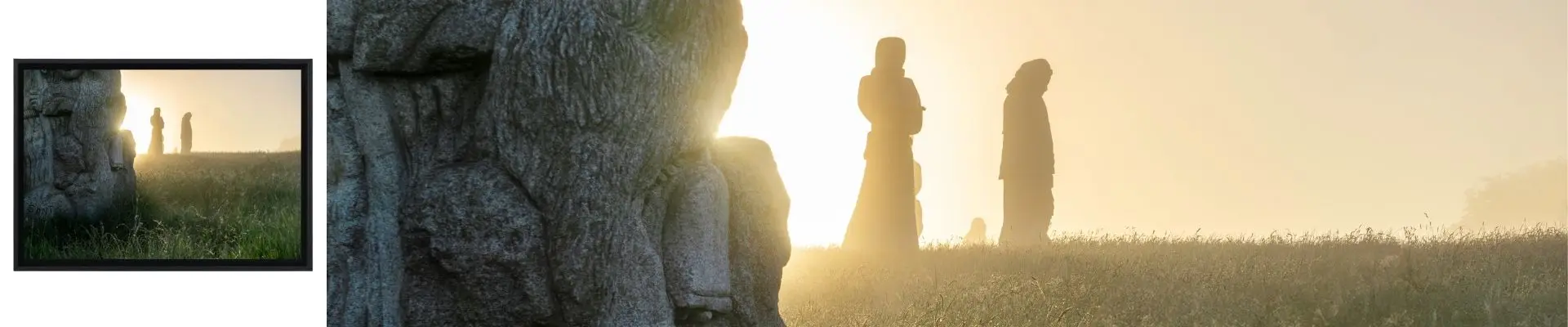 Estatuas en el Valle de los Santos entre la niebla al amanecer en Côtes-d'Armor.