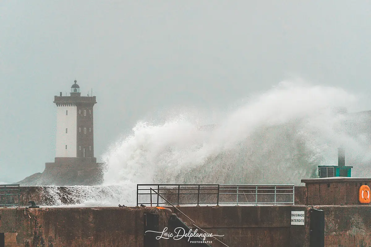 Leuchtturm von Kermorvan, der durch seine Granitbrücke verbunden ist