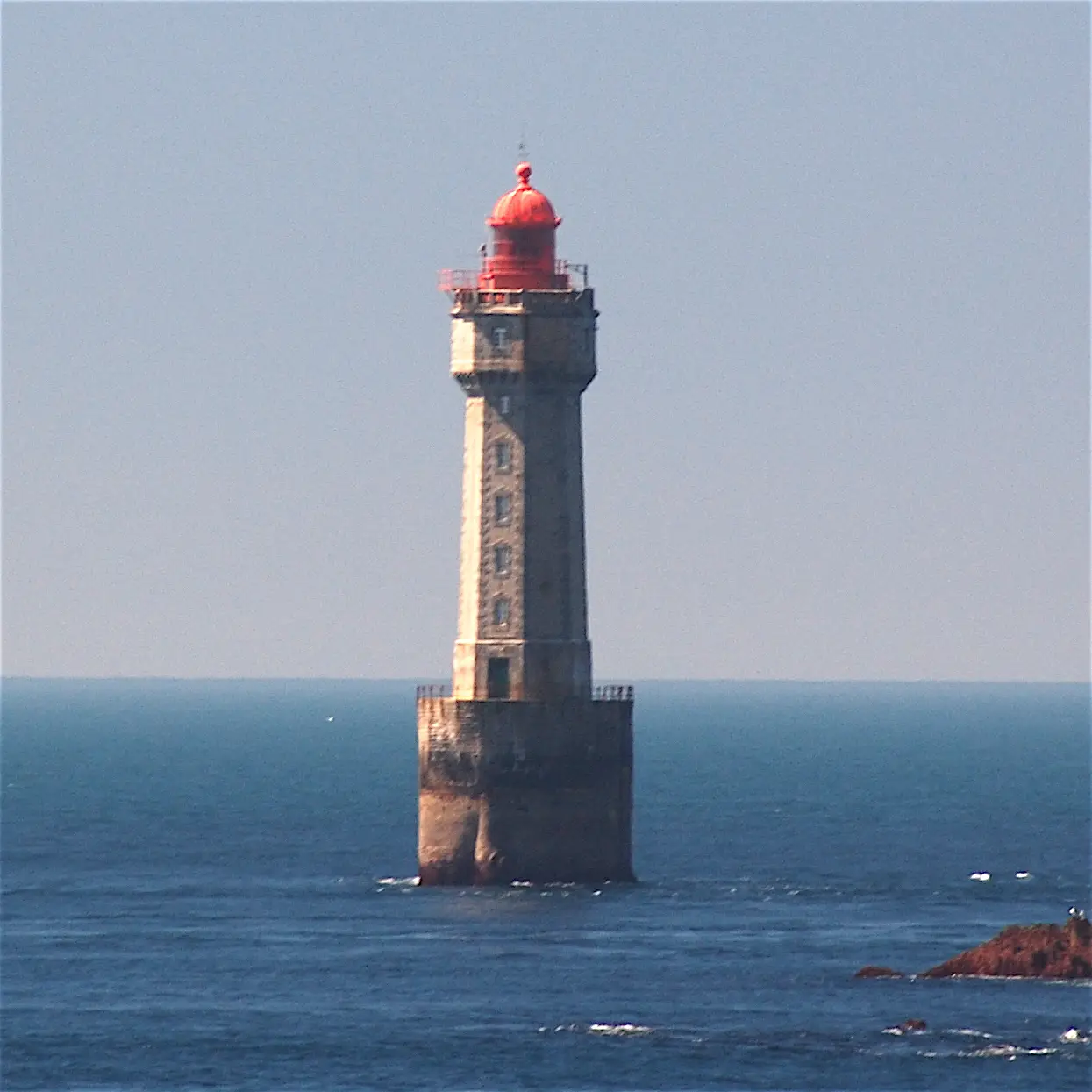 Von den Wellen umspülter Leuchtturm La Jument vor der Küste von Ouessant