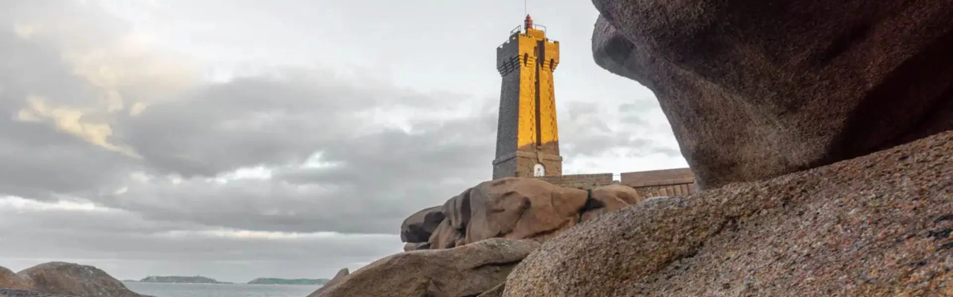 Leuchtturm von Mean Ruz in Ploumanac'h inmitten der rosa Granitfelsen in der Bretagne