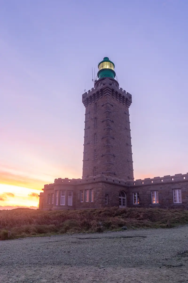 Leuchtturm von Cap Fréhel, der die Klippen der Côtes-d'Armor überragt