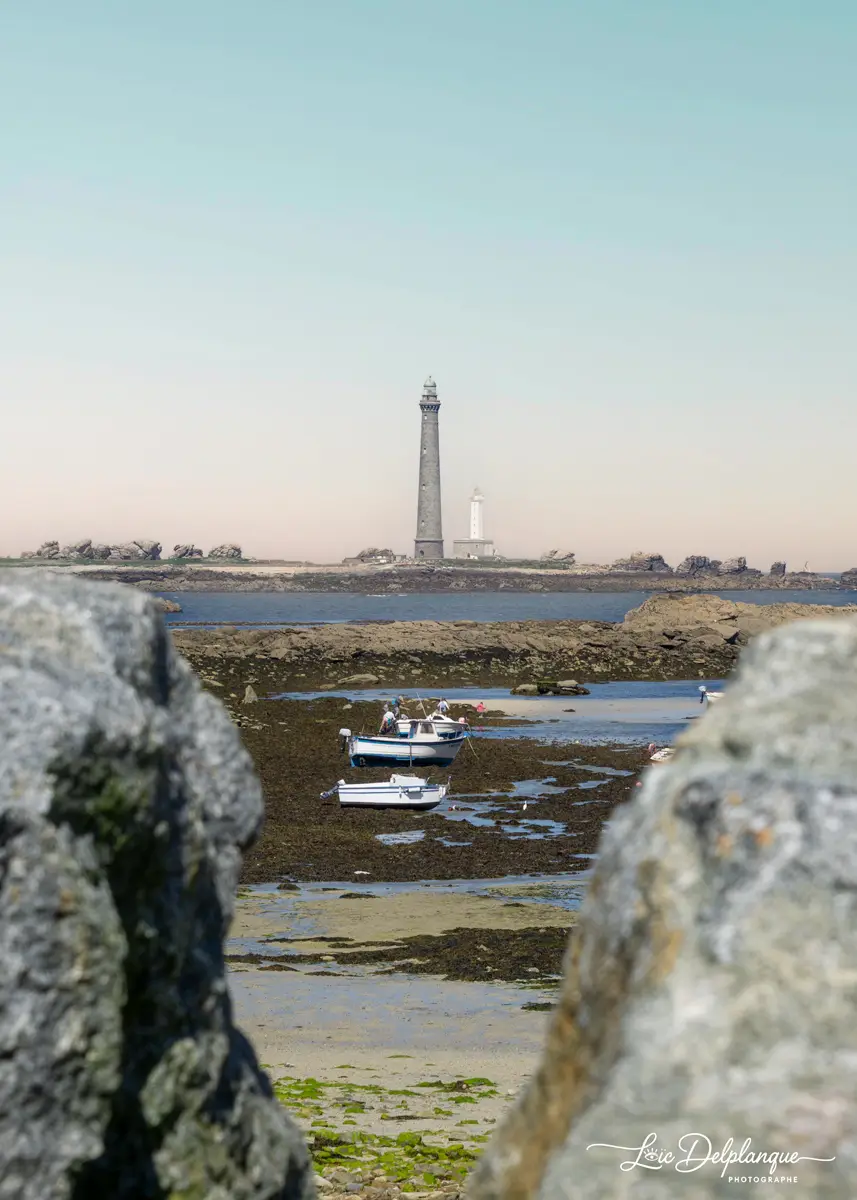 Leuchtturm der Île Vierge, großer Steinturm, der das Meer überragt