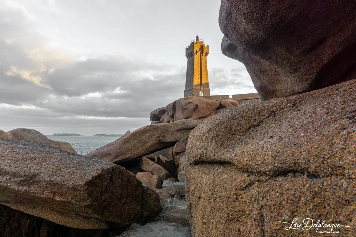 Leuchtturm von Mean Ruz, der auf den rosa Granitfelsen von Ploumanac'h steht