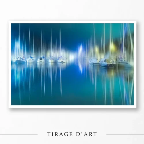 Photo bateaux Fréquences marines — voiliers dans un port de nuit, bleu turquoise, technique ICM