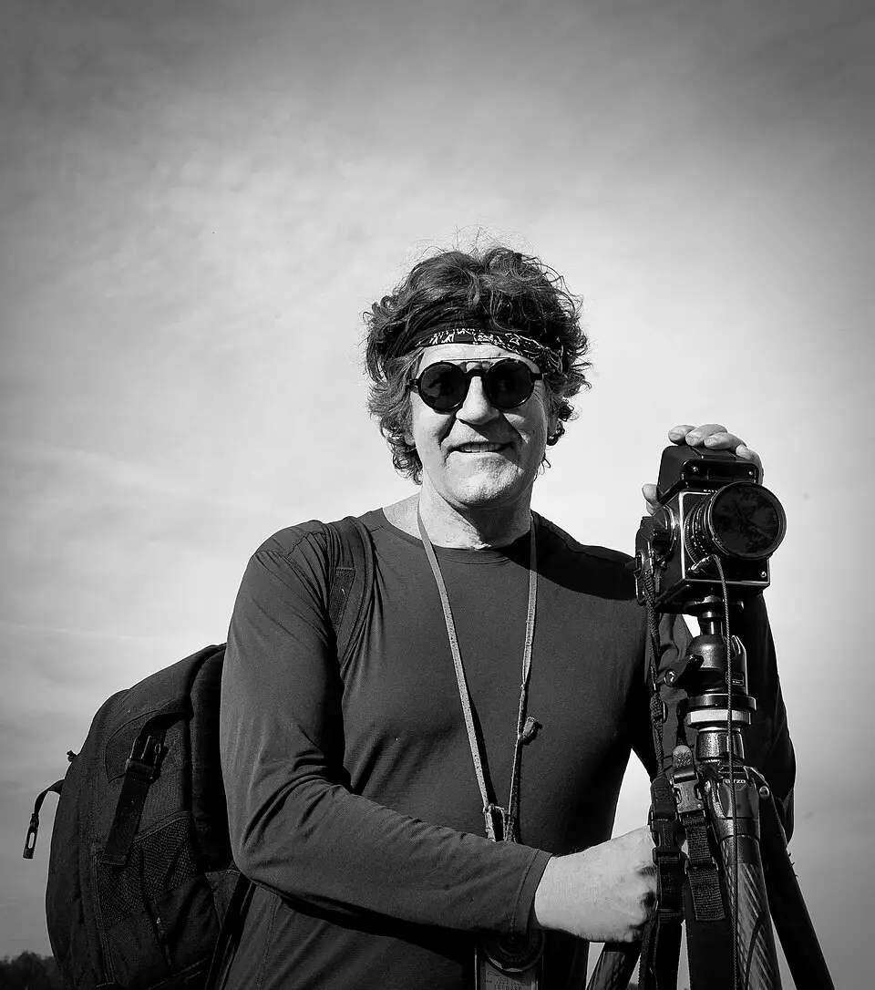 Portrait de Michael Kenna, photographe de paysage contemporain en noir et blanc