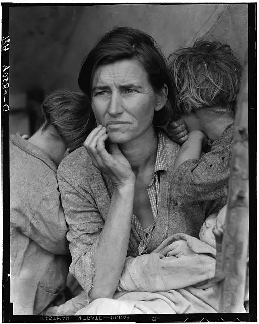 Migrant Mother de Dorothea Lange, portrait en noir et blanc d'une mère de la Grande Dépression, 1936