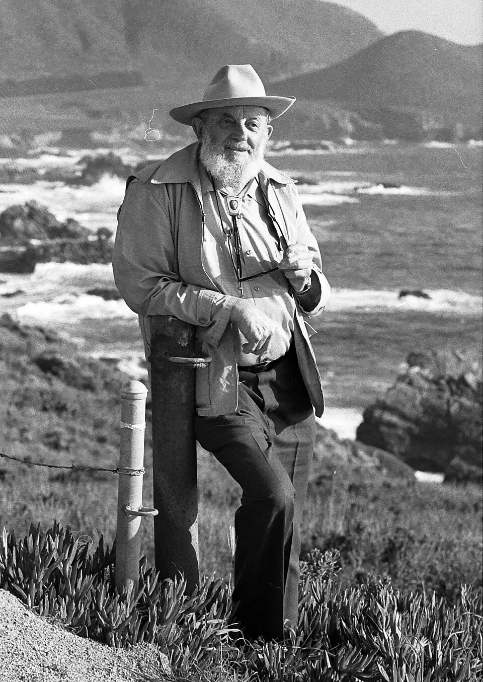 Portrait d'Ansel Adams, célèbre photographe de paysage en noir et blanc, à Big Sur en 1980