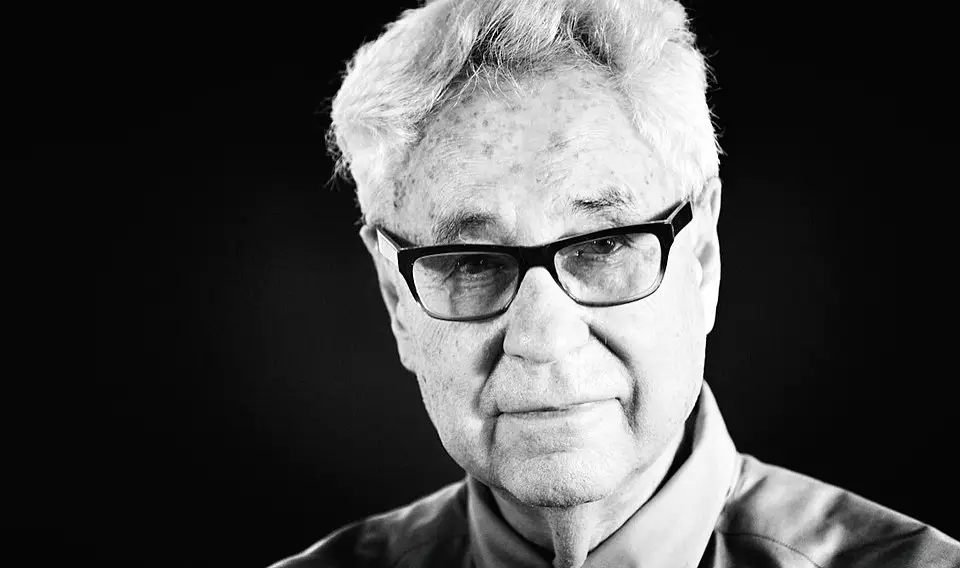 Portrait d'Elliott Erwitt, photographe de rue de l'agence Magnum, connu pour l'humour de ses images en noir et blanc