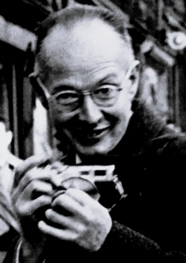 Portrait d'Henri Cartier-Bresson, pionnier de la photographie de rue en noir et blanc
