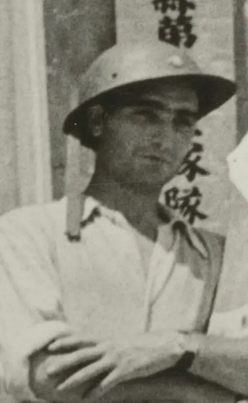 Portrait de Robert Capa, célèbre photographe de guerre en noir et blanc, en Chine en 1938
